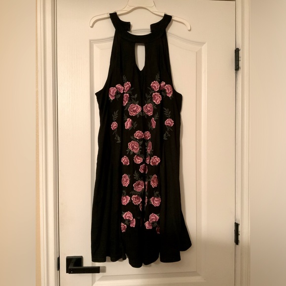 Torrid Gorgeous floral embroidered black dress size 1X. - Picture 2 of 10